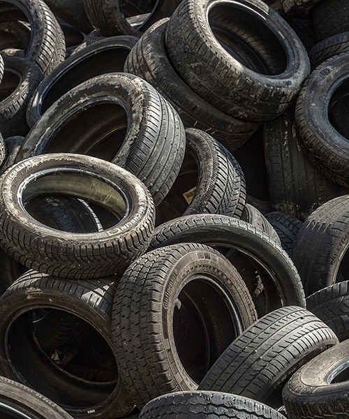 Altreifen aus Autos zur Verwertung oder thermischen Nutzung bereitgestellt
