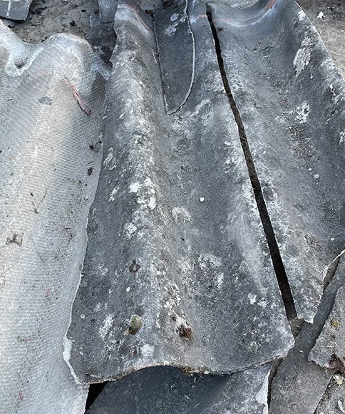 Asbesthaltige Baustoffe fachgerecht verpackt zur gesetzlich geregelten Entsorgung