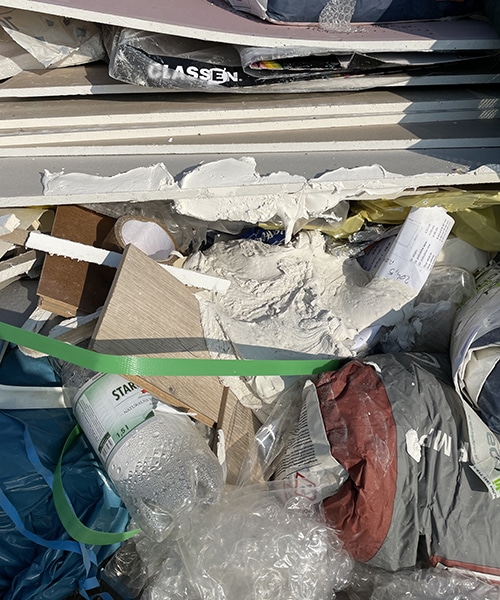 Gemischte Bau- und Renovierungsabfälle zur Sortierung in einer Aufbereitungsanlage