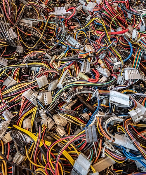 Elektroschrott wie Monitore, Kabel und Kleingeräte in Containern gesammelt