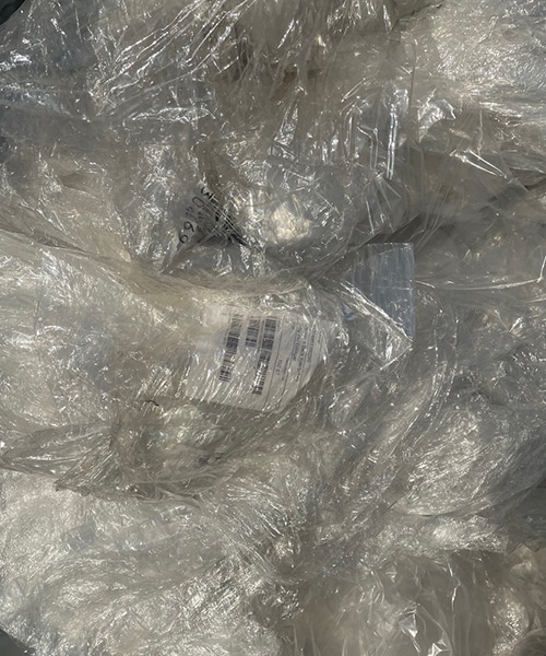 Kunststofffolie aus Verpackungen oder Bauabfällen für das Recycling vorbereitet