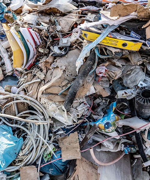 Gemischter Gewerbeabfall in Containern zur professionellen Entsorgung gesammelt