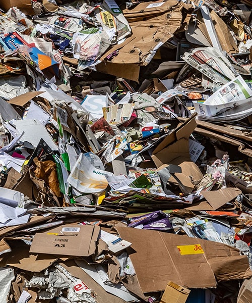 Gesammelte Papier- und Kartonabfälle zur Wiederverwertung im Papierrecycling