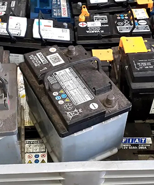 Bleibatterien aus Industrie oder Fahrzeugen zur gesonderten Entsorgung bereitgestellt