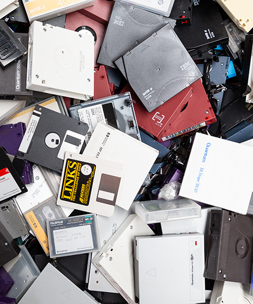 Alte Festplatten, Disketten und DVDs