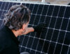 E&O Mitarbeiter prüft PV-Modul